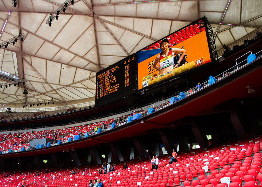 Çin Dev P10 Stadyumu LED Ekranlar Spor Reklam Paneli 1R1G1B Yüksek Parlaklık Fabrika